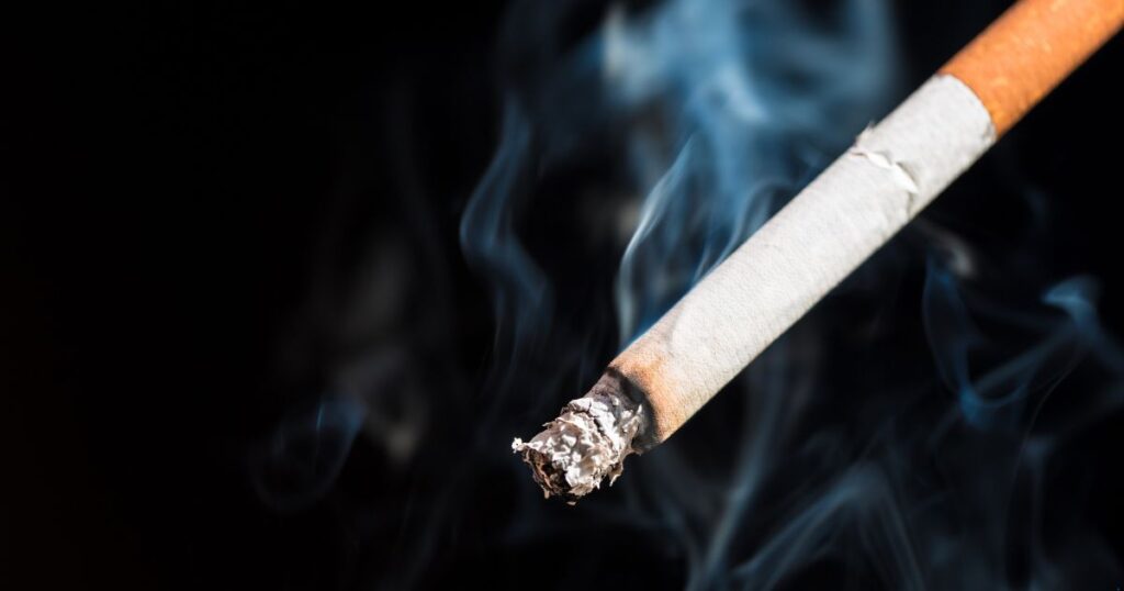 does nicotine keep you awake